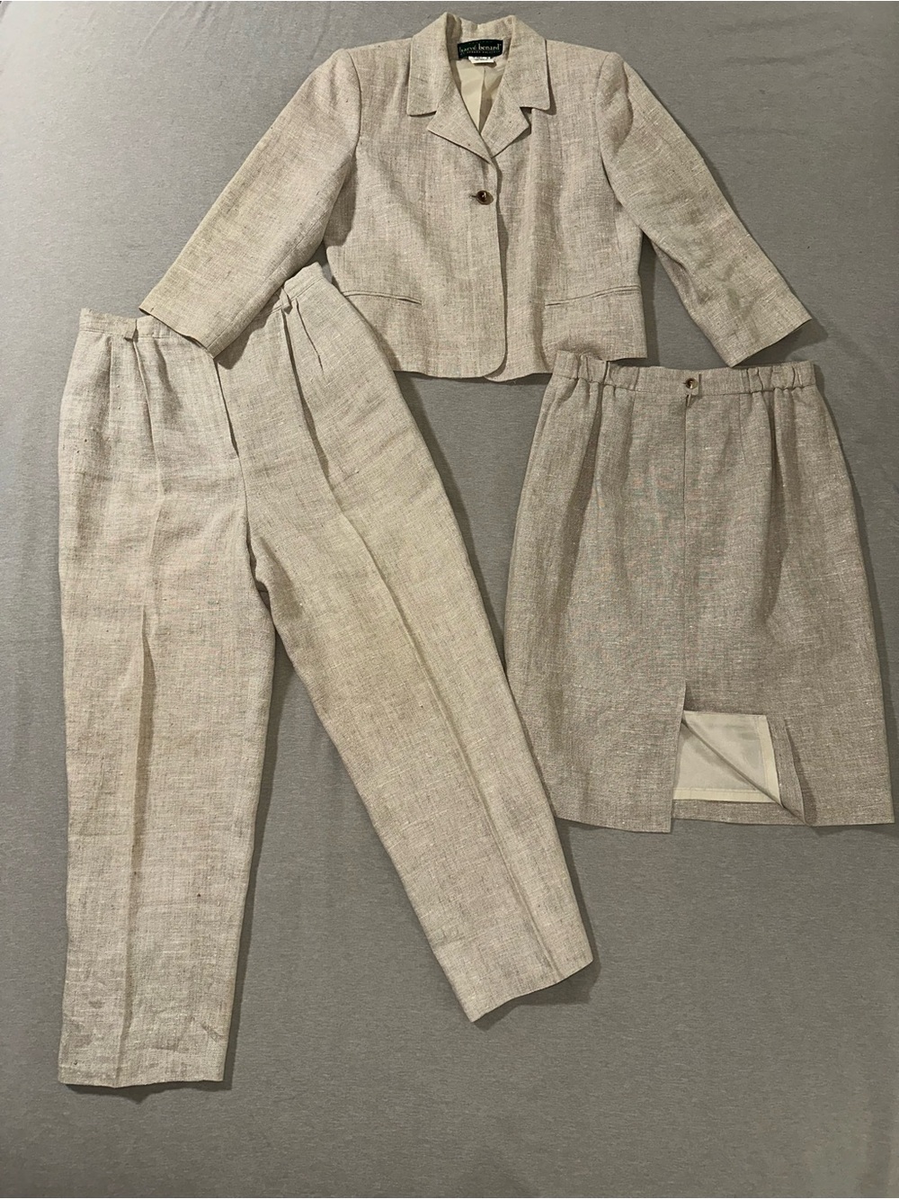 Vintage Harvé Benard 100%
Linen 3Pc Suit Set
Beige|Jacket 10P
Pants/Skirt 8P
